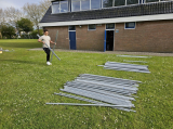 Opbouwen tent op sportpark 'Het Springer' (maandag 29 april 2024) (2/41)